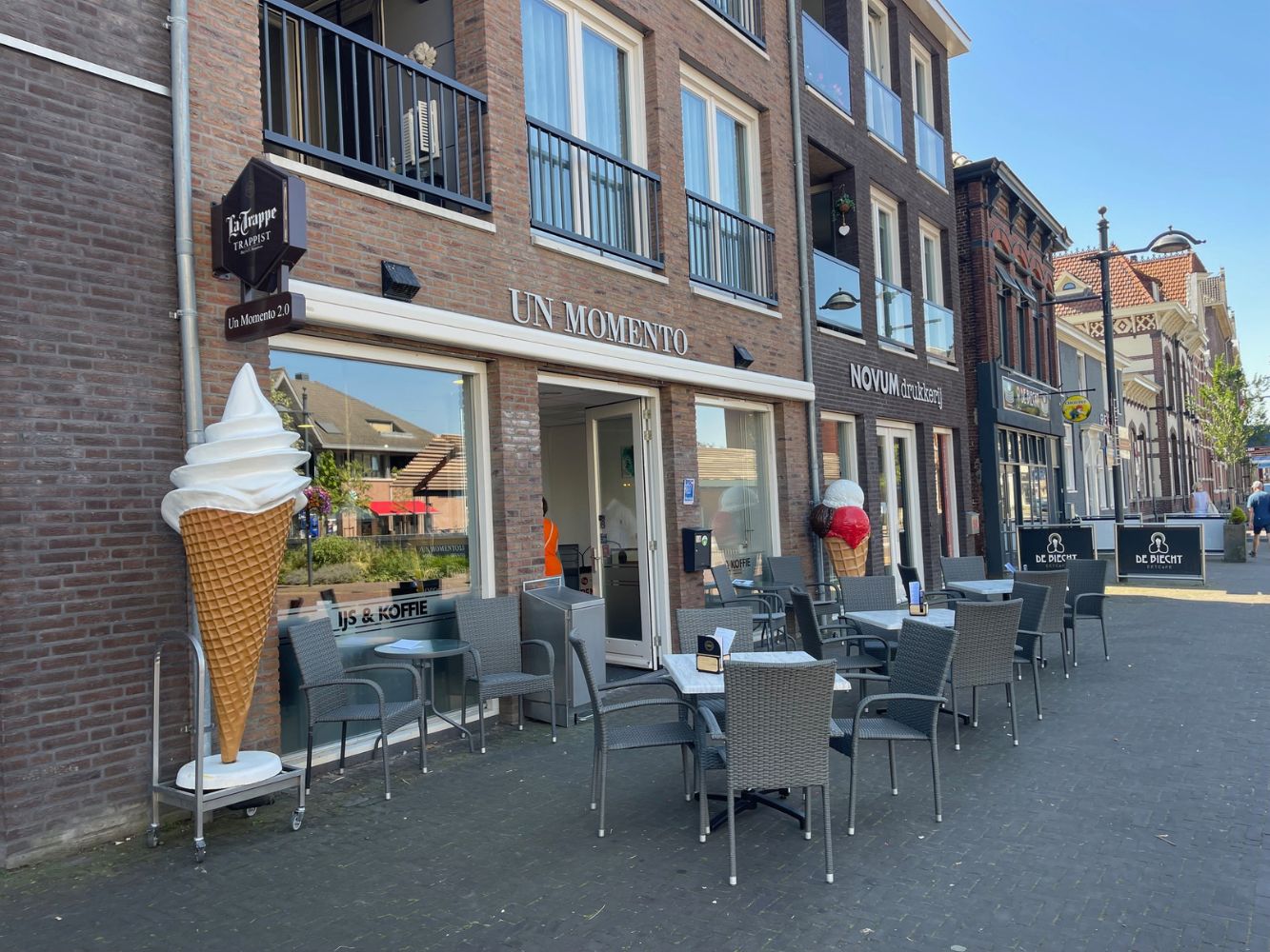 Lunchroom - Koffie en IJssalon - Un Momento - Markt 56 - Oudenbosch- Horecamakelaardij Knook & Verbaas